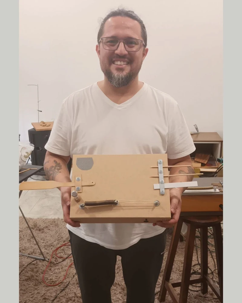 Anndersou segurando a noisebox que construiu