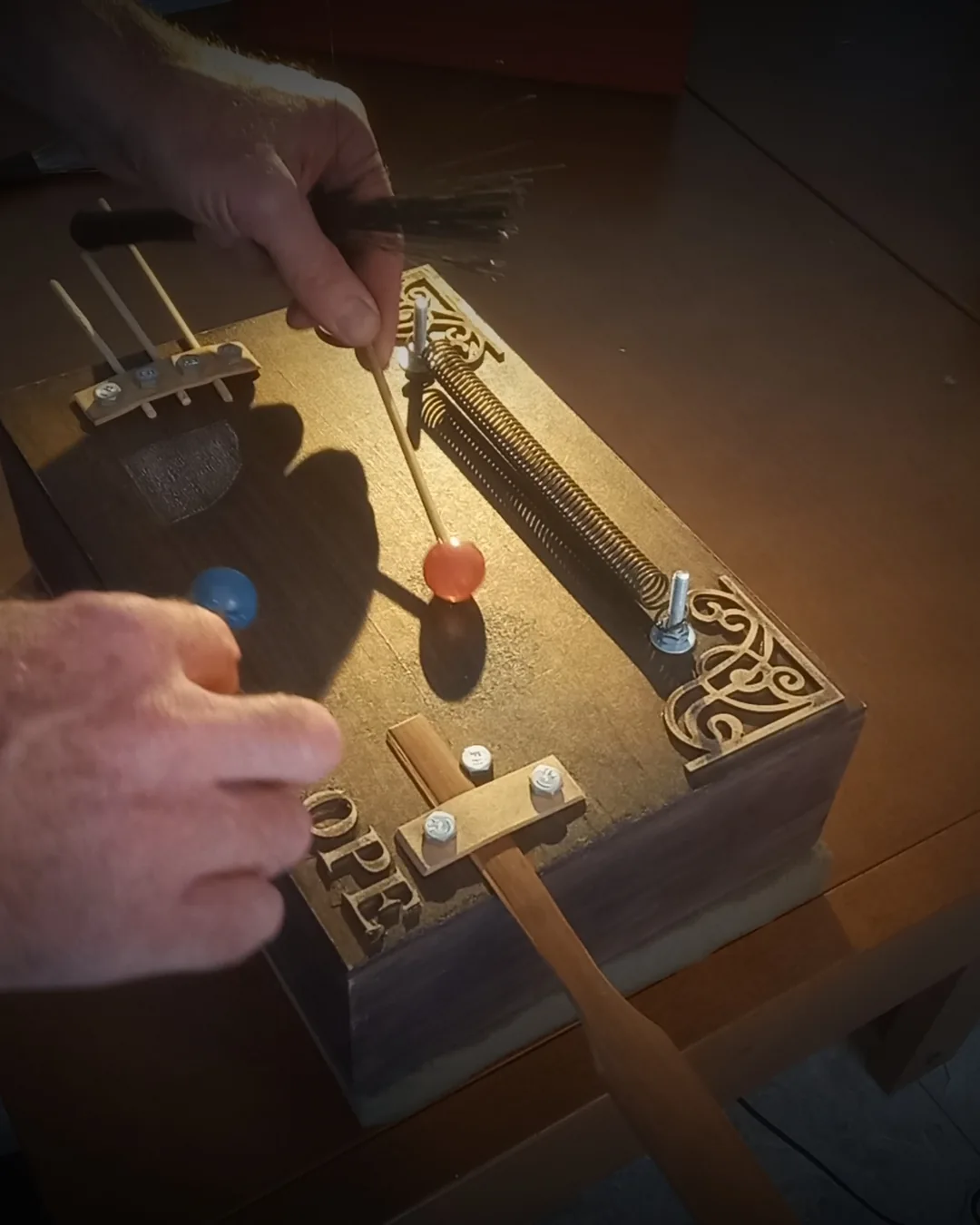 Noisebox sendo tocada com baqueta e escova