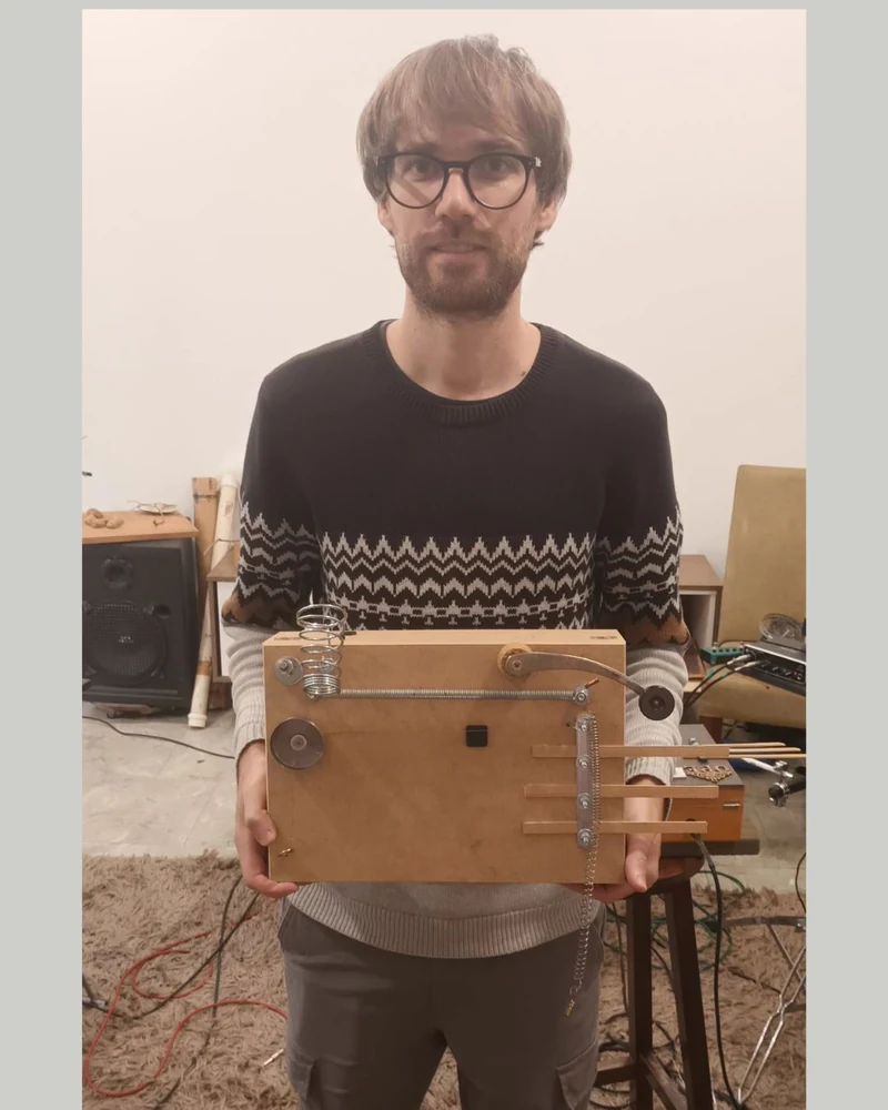 Cassiano segurando a noisebox que construiu