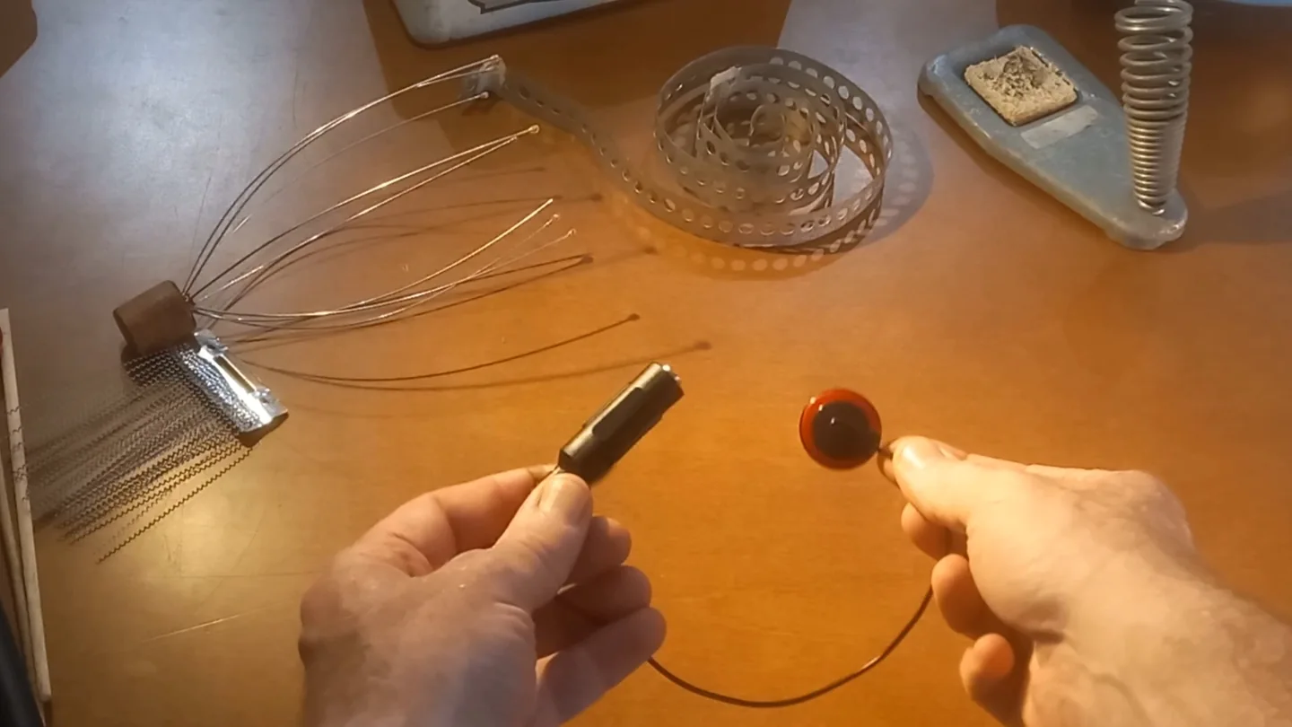 Microfone de contato e conector nas mãos do professor